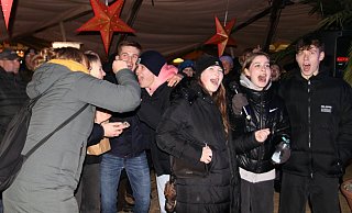 Entwickelte sich zum Hotspot: Die Karaoke-Veranstaltung auf dem Gänsemarkt lockte viele Gesangstalente und solche, die es noch werden wollen, ins Beduinenzelt von "Gans oder gar nicht". - Claus Frickemeier