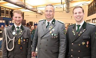 Christian Landerbarthold (Mitte) begrüßt Sebastian Boer (r.) und Jan Gnaß als neue Mitglieder im Offizierskorps. - Knut Dinter
