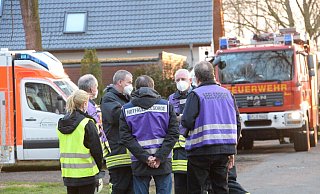 Ein typischer Fall: Im April 2021 wird in Schloß Holte-Stukenbrock ein zweijähriges Mädchen bei Gartenarbeiten von einem Kleinbagger überrollt. Die Notfallseelsorger sind vor Ort und besprechen an der Unfallstelle ihr weiteres Vorgehen. - Andreas Eickhoff