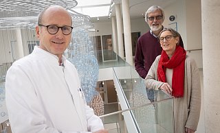 Freuen sich auf die Zusammenarbeit in den Räumen des neuen Kinderzentrums: Eckard Hamelmann, Leiter der Universitätsklinik für Kinder- und Jugendmedizin am EvKB (v.r.), Iris Ekkert und Frank Meyer-Ekkert. - Mike-Dennis Müller / www.mdm.photo
