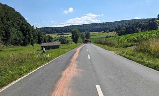 Die Feuerwehren aus Lütmarsen und Ovenhausen sind mehr als vier Stunden auf der L755 im Einsatz. - Feuerwehr Höxter