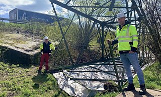 Auch entlang der A 33 hat Michel Schneebergs (r.) Team die Strommasten abgebaut. Links neben Tennet-Sprecher Markus Lieberknecht ist das schräge Mast-Fundament zu sehen. - Jens Reddeker