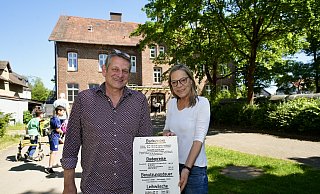 Schulleiter Ralf Drögemöller und Konrektorin Sybille Jabbusch vor dem OGS-Gebäude der Rußheideschule, das früher mal Badehaus war. - Peter Unger