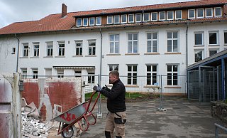 Das alte Gebäude der Grundschule Eidinghausen wird entkernt und dann abgerissen. - Ulf Hanke