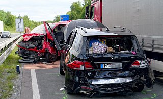 Etwa einen Kilometer vor dem Autobahnkreuz Haaren fuhr ein Sattelzug auf einen Ford Transit und einen Mercedes-Geländewagen auf. Dabei wurden drei Menschen verletzt. - Ralph Meyer