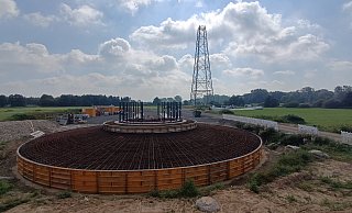 Während der Sockel der neuen Anlage bald gegossen werden kann, steht eines der alten Windräder in Bruchmühlen bereits kopflos da. - Sven Hauhart