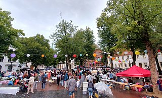 6.30 Uhr: Nieselregen? Macht nichts, der Platz ist gut gefüllt, der Kult-Flohmarkt auf dem Klosterplatz geht in die nächste Runde. - Kurt Ehmke