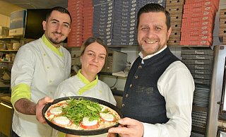 Servet Hajrullahi (r.) und Küchenchef Bledar Bualli freuen sich, dass Lindita Arifi die Kunst des Pizzabackens beherrscht. - Karin Prignitz