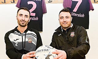 Benjamin Dari, Cheftrainer von Tur Abdin Gütersloh, ist einer möglichen Fusion mit Aramäer Gütersloh nicht abgeneigt. Links neben ihm sitzt Co-Trainer und Spieler Johannes Tastekin. - Uwe Casper