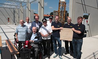 Die Ehrenabteilung der Freiwilligen Feuerwehr Bad Lippspringe freut sich mit den aktiven Feuerwehrmännern und dem Bürgermeister über die lang ersehnte neue, große Feuerwache. Johannes Heggemann (v. l.), Michael Heck, Heinz Kröger, Ulrich Lange, Hartmut Schlüter, Elmar Thiele sowie Christopher Heinemann, der neue Wehrführer Torsten Heggemann und Gian-Luca Heggemann. - Uwe Müller