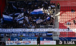 Trotz der weiten Anreise war der Arminia-Block in Regensburg sehr gut gefüllt. - IMAGO/Zink