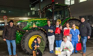 Glücklich nimmt das Klinikteam die Geschenke der Landwirte Jan-Wilhelm Wetehof (l.) und Jens Müller (r.) entgegen. - Ralf Bittner