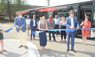 Die Gemeinde Stemwede möchte den ÖPNV stärken und dazu gehörte auch der Bau eines Busbahnhofs an der Stemweder-Berg-Schule in Wehdem. Das symbolische Band schnitten bei der Einweihung im August 2020 Bürgermeister Kai Abruszat, Busunternehmerin Dörte Beutner und der damalige NRW-Verkehrsminister Hendrik Wüst durch und gaben den Busbahnhof damit frei. - Archiv Joern Spreen-Ledebur