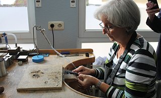 Goldschmiedin Sabine Nott bearbeitet und poliert die Rohlinge in Seidls Werkstatt von Hand. - LGS 2023 Höxter/Manuela Puls