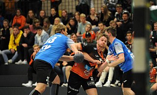 Kampfspiel: Harsewinkels Spielmacher Sven Bröskamp tankt sich hier gegen Brakes Nils Buschmann (l.) durch. - Markus Nieländer