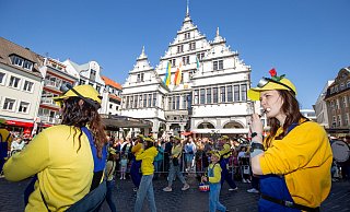 Die Karnevalsparade zog auch am Rathaus vorbei. - Niklas Tüns