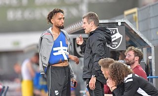 Pechvogel: Für Cyrill Akono war die 0:3-Niederlage des SC Verl gegen Braunschweig besonders bitter. Der Mittelstürmer musste mit einer offenbar schweren Schulterverletzung ausgewechselt werden. - Jens Dünhölter
