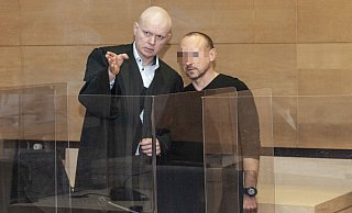 Mit 36 Messerstichen soll Valery H. seine Ehefrau getötet haben. Sein Strafverteidiger Jerrit Schöll (l.) verlas vor Gericht das Geständnis des Bielefelders. - Jörg Dieckmann