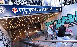 Oberbürgermeister Pit Clausen unterstützt die Pläne, das Forum Jahnplatz zurückzukaufen und anschließend zu schließen. - Barbara Franke