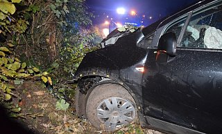 Opel landet im Graben. - Polizei Herford