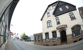 Seit rund eineinhalb Jahren steht das Hotel Deeke an der B 65 im Herzen Pr. Oldendorfs leer und wurde auf den Abriss vorbereitet. Ende des Monats ist es soweit. - Joern Spreen-Ledebur