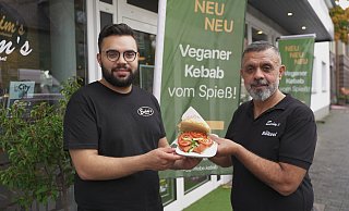 Alper Evin (l.) und sein Vater Yüksel Evin mit dem neuen "Verler Vegöner". - Privat