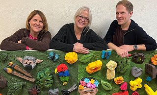 Das Lehrerteam: Manuela Rosner, Rektorin Annette Harz, Stefan Koll-Zachrau. Das gestaltete Bild wird künftig im Foyer der neuen Frida-Kahlo-Schule hängen. Aus dem Tam Wiedenbrück fehlen Adith Schürmann und Marianne Zimmer. - Jeanette Salzmann