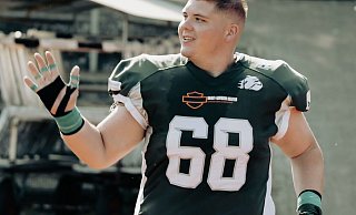 Bulldogs-Center Michael Reimer grüßt beim Einlaufen mit der Mannschaft Zuschauer auf der Rußheide. - Simon Schöningh