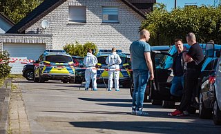 Polizisten sichern Spuren nach der Schießerei. Noch immer sind viele Fragen offen, die Ermittlungen sind noch nicht abgeschlossen. - Freitag TV