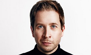 SPD-Politiker Kevin Kühnert spricht auf dem Paderborner Rathausplatz. - www.maximilian-koenig.com