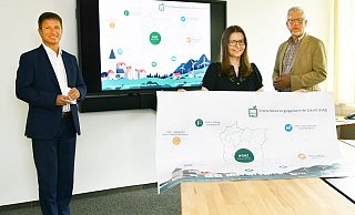 Freuen sich über die erfolgreiche Bewerbung im Bundesförderprogramm „Smart Cities – Made in DE“: Landrat Michael Stickeln (v. l.), Informatikerin Antonia Schöning, und der Leiter des Fachbereichs für Verwaltungsinterne Dienste und Digitalisierung beim Kreis Höxter, Gerhard Handermann. - Kreis Höxter