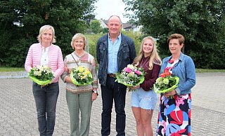 Bukes Oberst Hans-Norbert Keuter mit den besten Schützinnen: (v. l.) Anja Winkler (Apfel), Christa Waldhoff (Krone), Sommerfestkönigin Keely Slade und Katrin Walton (Zepter). - Schützen Buke