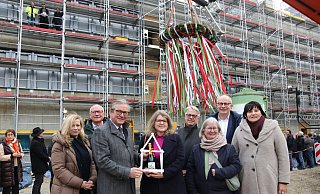 Auch bei der Einweihung mit dabei: Ministeriumsvertreterin Sandra Scheermeister (v.l.), CDU-Kreisvorstand Hans-Bernd Janzen, Bürgermeister Michael Dreier, Leiterin des Lehrstuhls Christine Silberhorn, BLB-Leiter aus Bielefeld Wolfgang Feldmann, Simone Probst, CDU-Abgeordneter Bernhard Hoppe-Biermeyer und BLB-Geschäftsführerin Gabriele Willems. - Felix Schwien