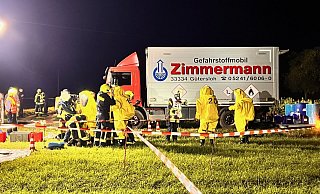 Mehrere Fässer und Kanister wurden an einem Gehöftes in Rheda-Wiedenbrück illegal entsorgt. - Thorsten Heß