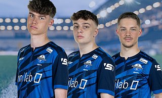 Das eSports-Trio des SC Paderborn ist bereit für die neue Saison: Jonas „Jonny“ Wirth, Jamie „Chaser“ Bartel und Spielertrainer Daniel „coach_pommes“ Elit (von links). - SC Paderborn