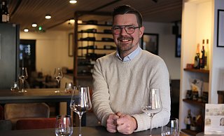 Der Inhaber Sören Hartendorf ist seit einem Jahr mit der 1575 Weinbar am Neuen Markt. - Lena Kley