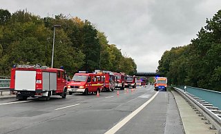 Zahlreiche Einsatzfahrzeuge waren an der Rettungsaktion auf der Weserbrücke beteiligt. - Polizei Höxter