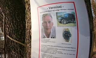 Etwa zu der Zeit, als Meyer am 23. Oktober 2012 als vermisst gemeldet wird, sah ein Zeuge morgens dessen Jeep Wrangler vom Parkplatz „Am Togdrang“ in Bielefeld fahren. Mit Plakaten wurde nach dem Vermissten gesucht. - Archivfoto: Andreas Zobe/Neue Westfaelische