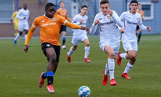 Siegtorschütze: Arminias C-Jugend-Spieler Favour Salami (l.) traf gegen Leverkusen zum 1:0-Endstand. - Andreas Zobe