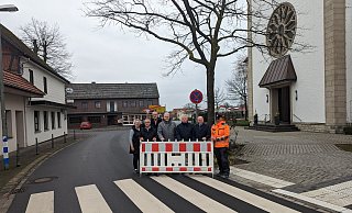Die Verantwortlichen stehen in der wieder frei gegebenen Ortsdurchafahrt Delbrück-Ostenland. - Kreis Paderborn