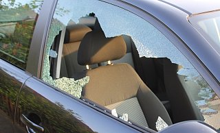 Es wurden Scheiben eingeschlagen und offenbar auch Beute gemacht. - Polizei Minden-Lübbecke