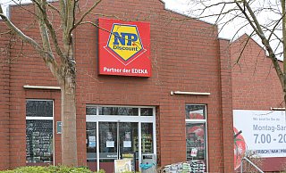 Der NP-Markt in Wulferdingsen war im April 2021 Schauplatz eines bewaffneten Überfalls. Jetzt muss sich ein Trio aus Bad Oeynhausen, Löhne und Melle dafür vorm Landgericht verantworten. - Nicole Sielermann