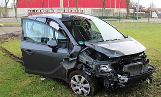 Der Opel prallte in Rahden zunächst gegen die Mauer einer Garage, bevor er einen Zaum durchbrach. - Polizei Minden-Lübbecke