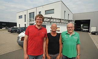 Dachdecker-Geselle Heinz Meyer (Mitte) arbeitet seit 50 Jahren für die Lübbecker Firma Menninghaus. Dazu gratulierten ihm auch Christoph Grotefeld (l.) und Heinrich Grotefeld. - Joern Spreen-Ledebur