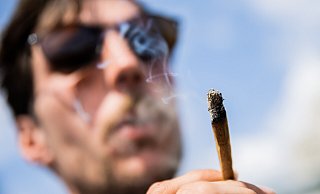 Bundesgesundheitsminister Karl Lauterbach hat bereits ein Eckpunktepapier zur Legalisierung von Canabis beschlossen - doch nicht alle Parteien stehen hinter dem Konzept. - picture alliance/dpa
