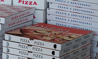 Der Lieferant hatte gerade seine Pizza abgeliefert, da blickte er auf das Messer der drei Räuber. - Symbolfoto: pixabay / Creative Commons