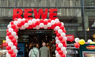 Der neue Rewe-Markt in der Paderborner Innenstadt ist eröffnet. Zahlreiche Kunden nutzen schon am Vormittag die Gelegenheit, den Supermarkt zu erkunden und einen Einkauf zu erledigen. - Lena Henning