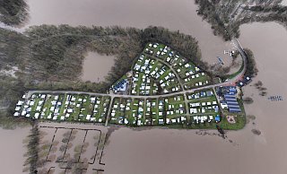 Der Campingplatz am Großen Weserbogen ist zurzeit nur noch eine Insel. - THORSTEN ULONSKA