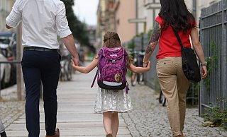 Der künftige Schulweg der I-Dötze sollte im Vorfeld geübt werden, empfehlen Polizei und Verkehrssicherheitsbeauftragte. - (c) dpa-Zentralbild