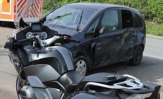 Beide Fahrzeuge wurden abgeschleppt. - Polizei Höxter